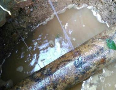 云霄楼顶渗水维修公司分享下地暖漏水的原因及检测方法。